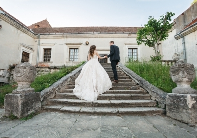How to Look Natural in Wedding Photos: 15 Posing Tips for Couples blog image