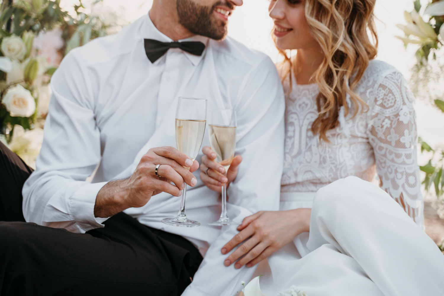 Micro Weddings vs. Grand Celebrations: How to Choose What’s Right for You hero image